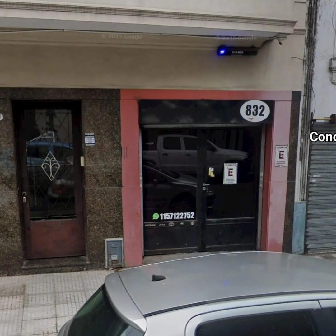 Venta local galpon con deposito en Flores 4
