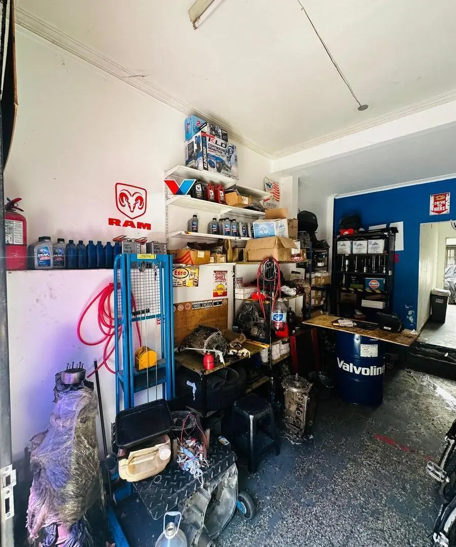 Venta local galpon con deposito en Flores 5