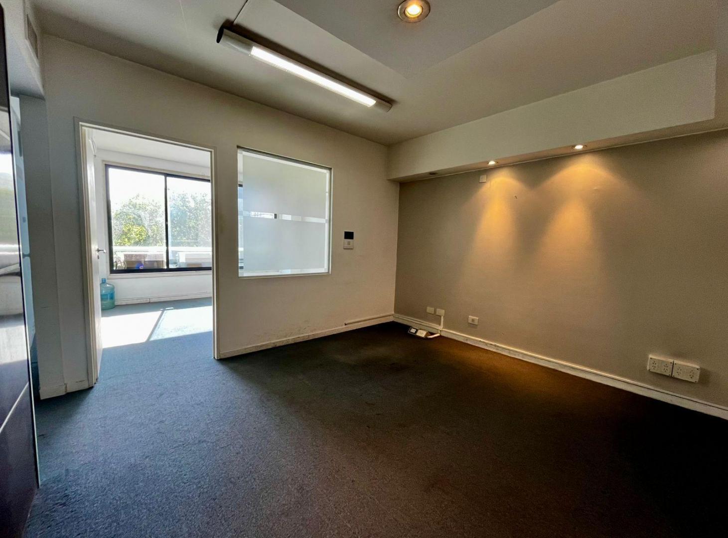 Oficina con dos cocheras en venta en Puerto Madero