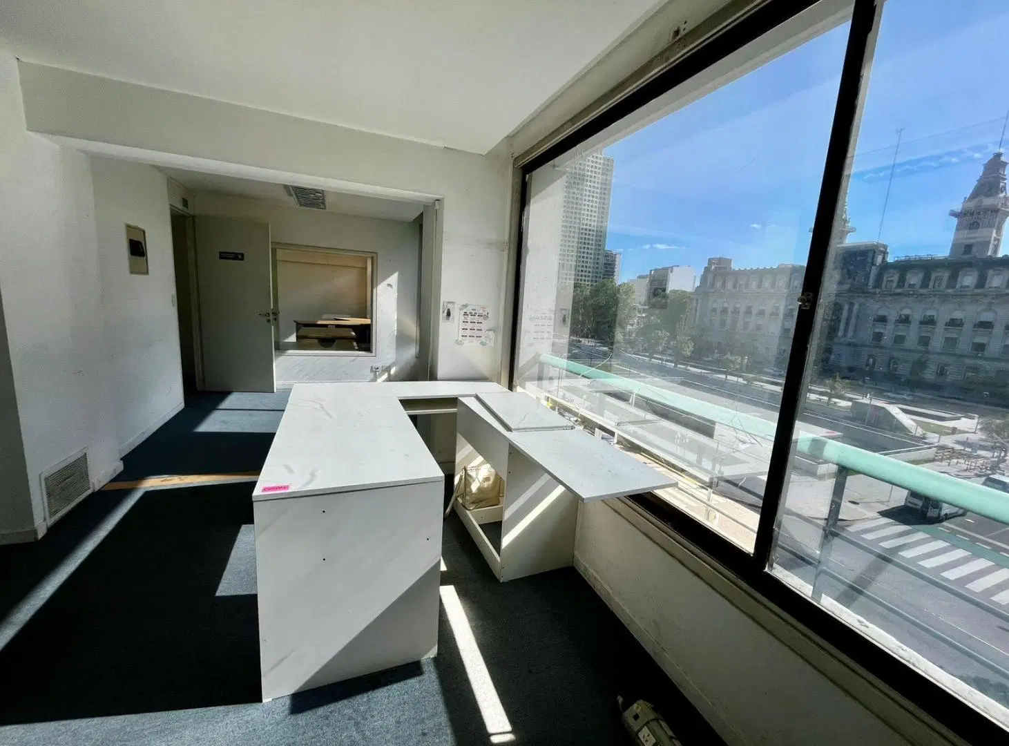 Oficina con dos cocheras en venta en Puerto Madero 4