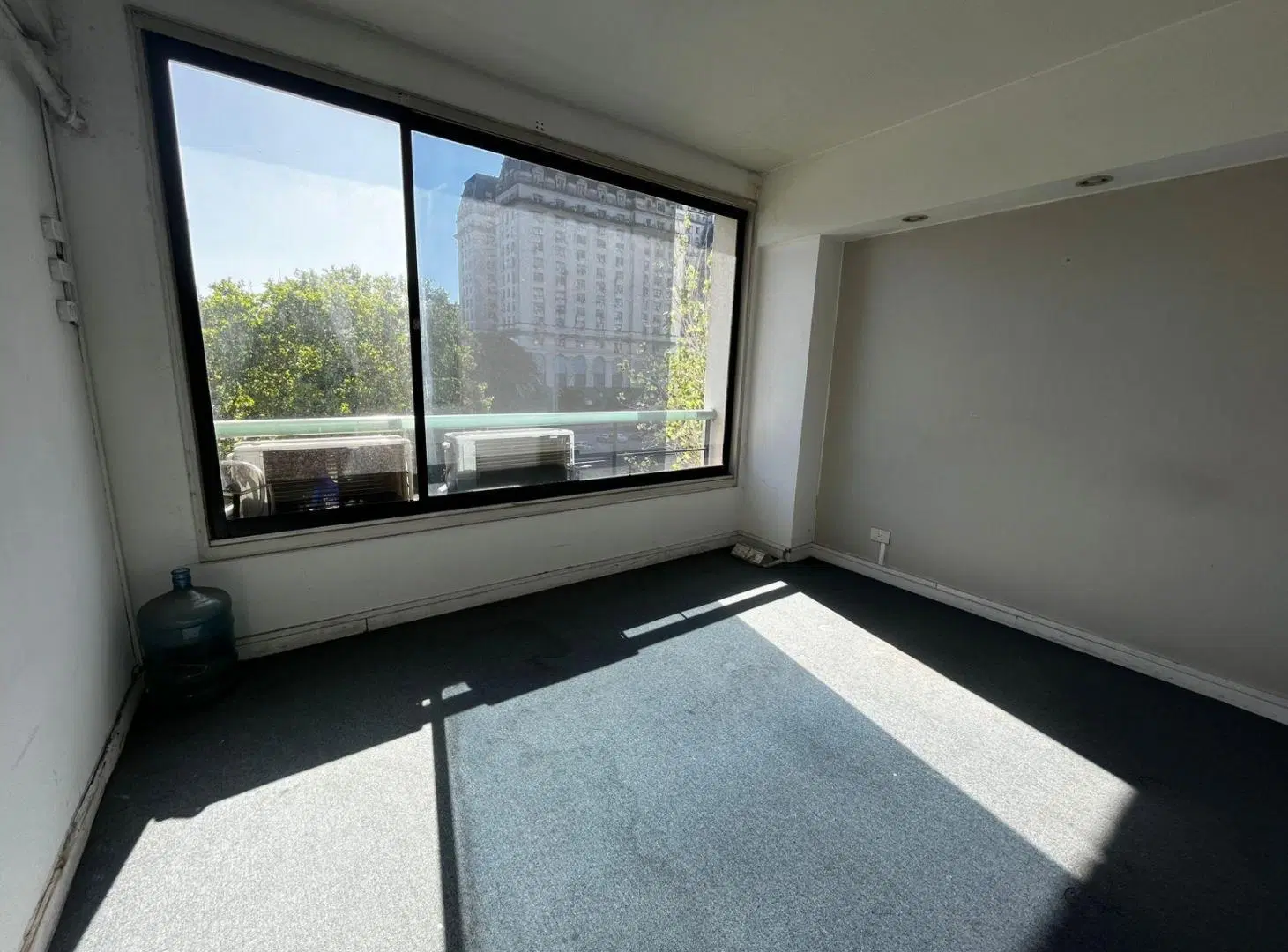 Oficina con dos cocheras en venta en Puerto Madero 5