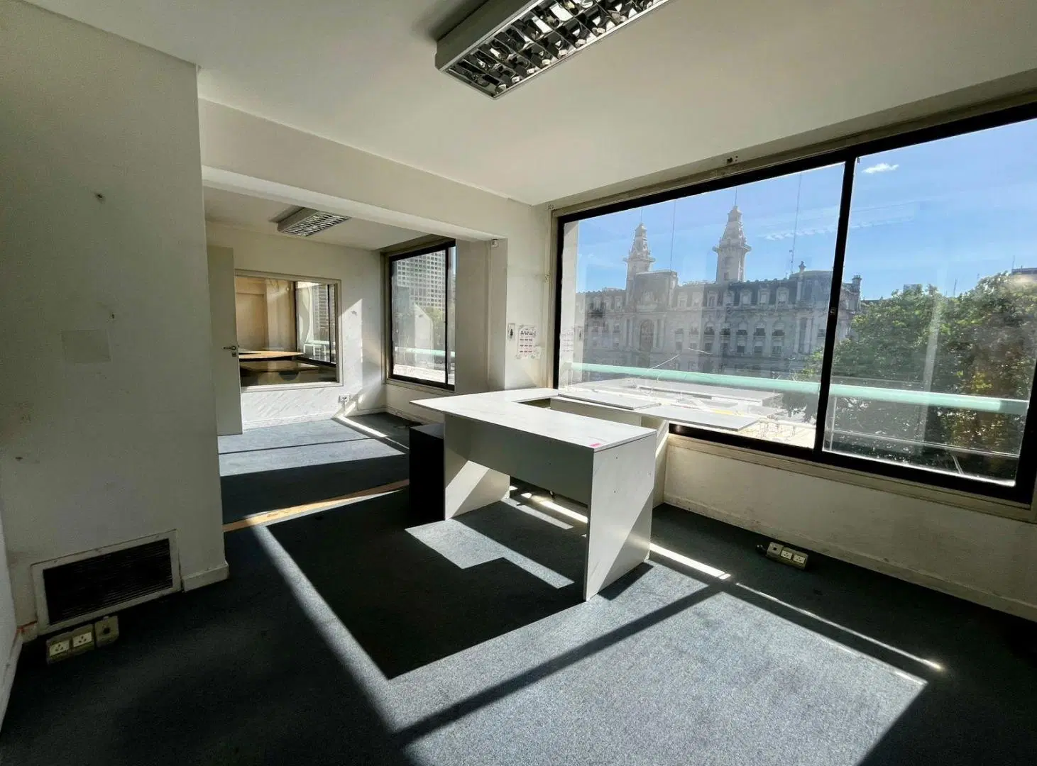 Oficina con dos cocheras en venta en Puerto Madero 3
