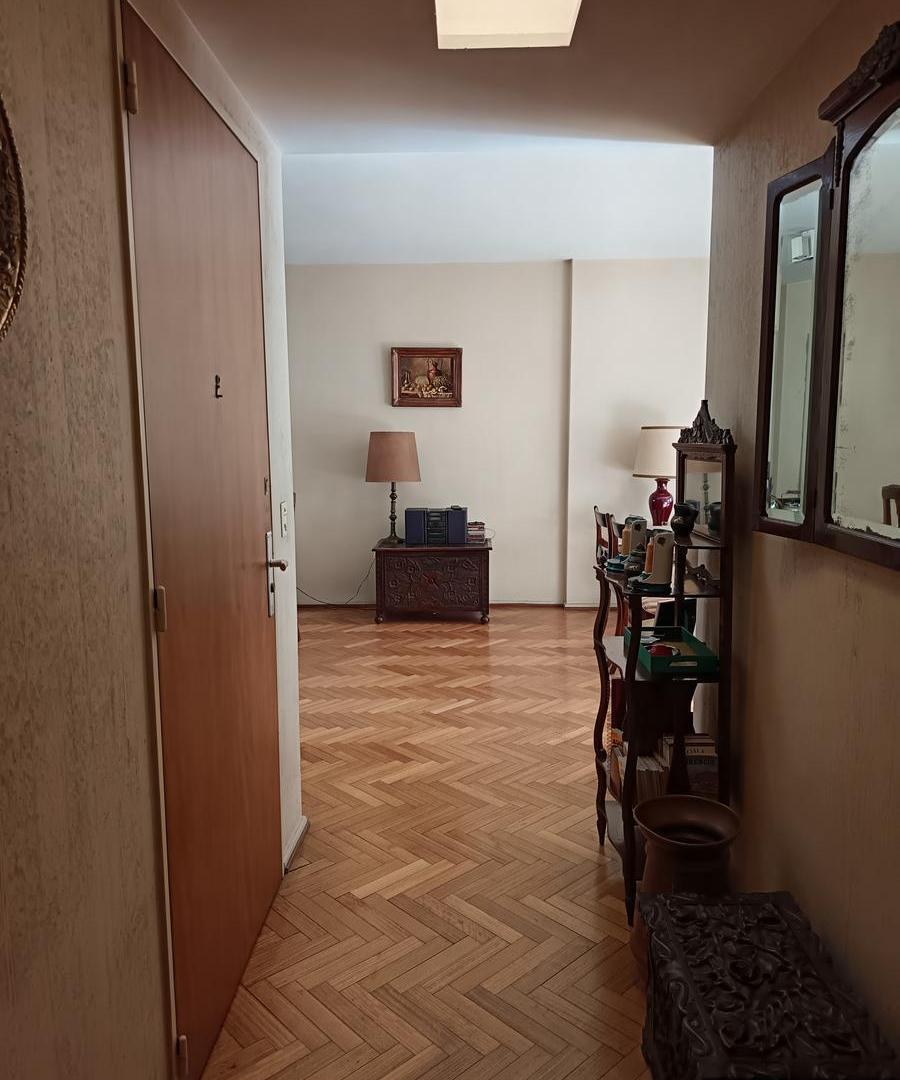 Venta Departamento de 4 ambientes en Recoleta con dependencia, cochera y baulera.