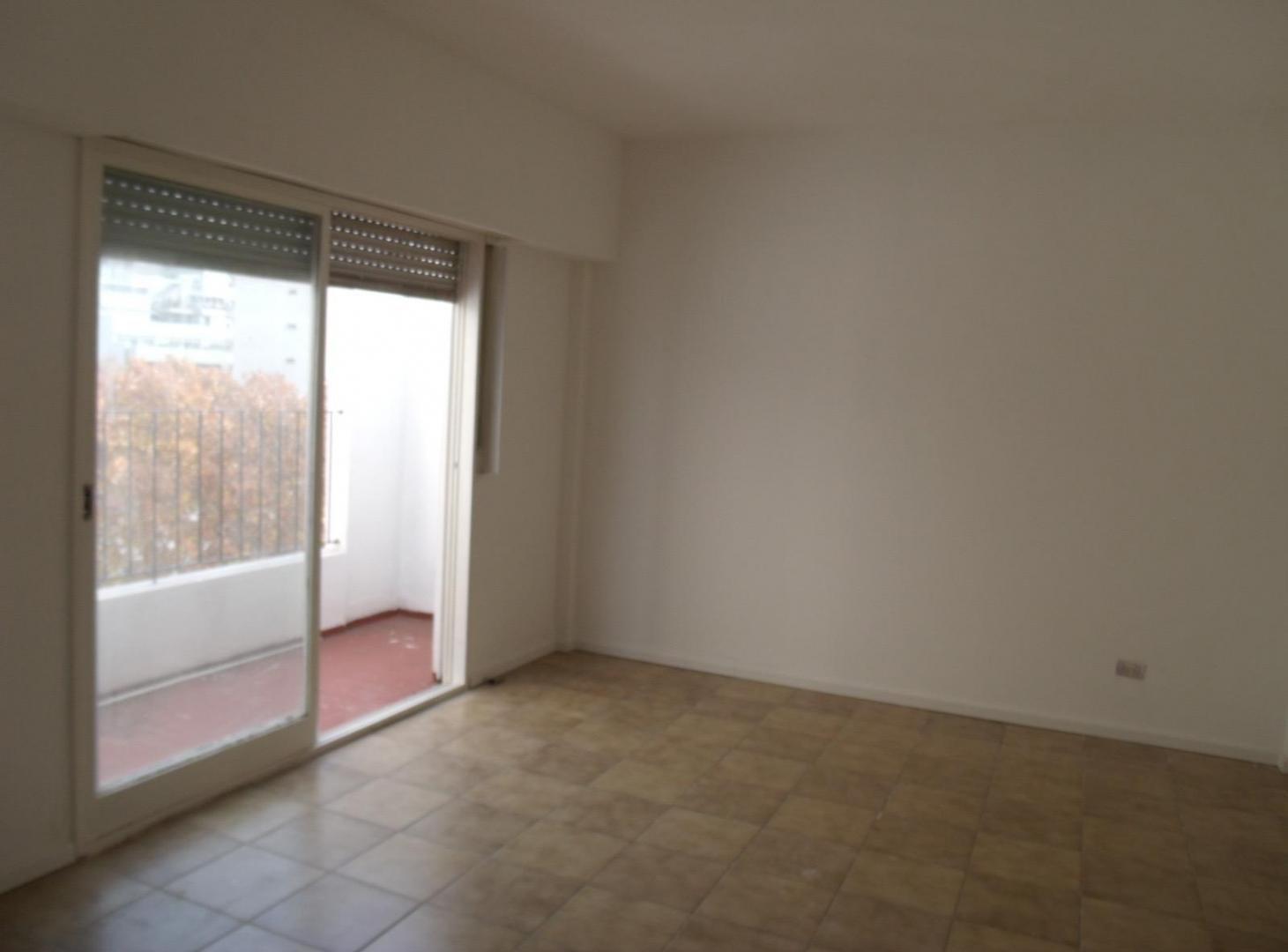 ALQUILER MONOAMBIENTE CON BALCÓN EN ALMAGRO / SIN EXPENSAS