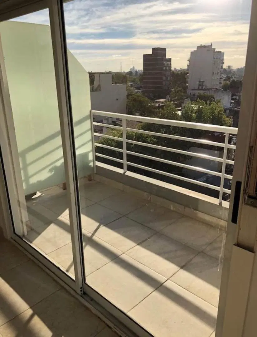 Depto 2amb con balcon al frente 4