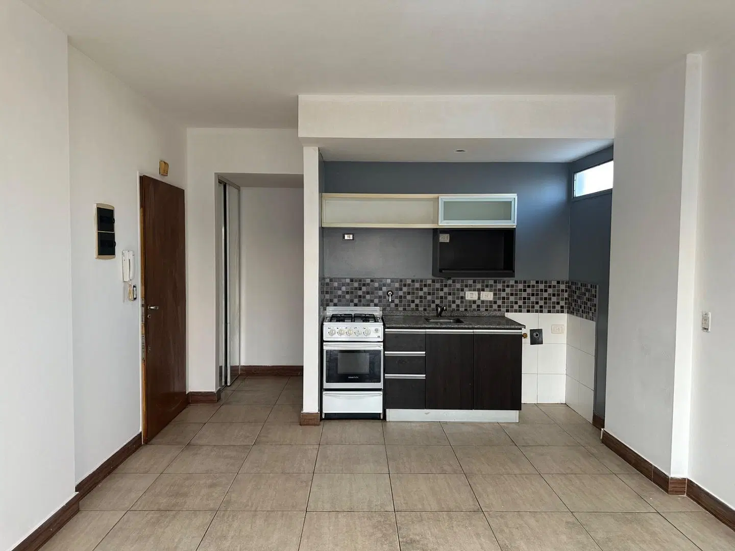 Monoambiente al frente con balcon 4