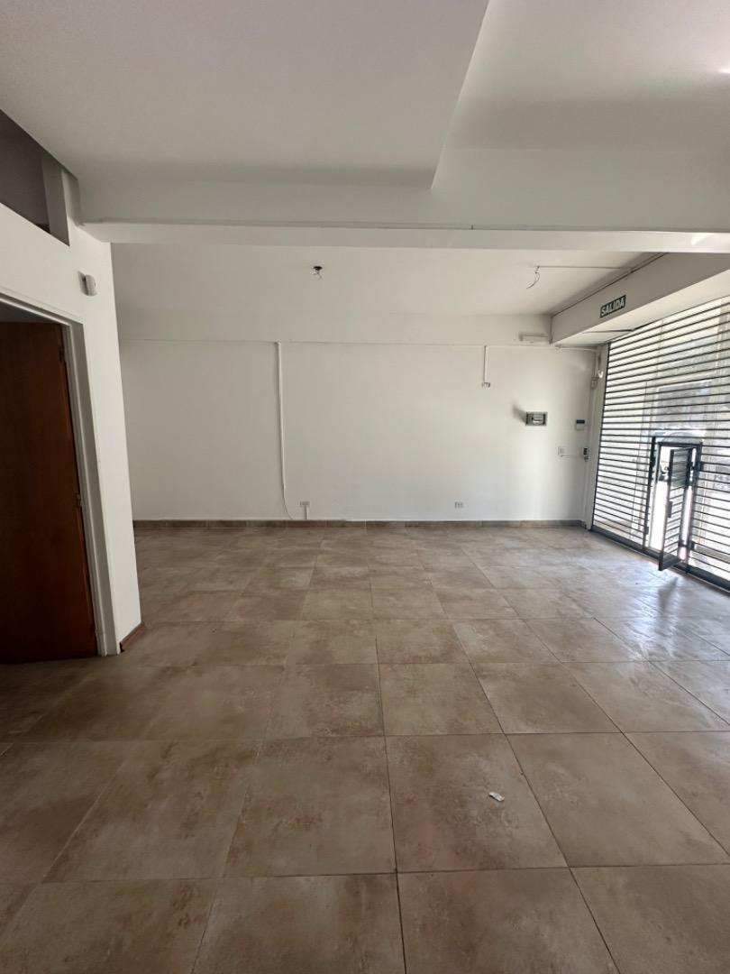 Foto de LOCAL COMERCIAL 72 M² SOBRE AV. BALBÍN – EXCELENTE UBICACIÓN, imagen 4