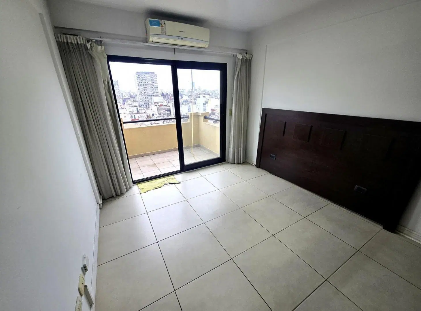 AMPLIO DEPARTAMENTO CON DIVISIÓN Y BALCÓN EN PISO 12 DE TORRE CON TOTEM DE SEGURIDAD 24HS, MONSERRAT 8