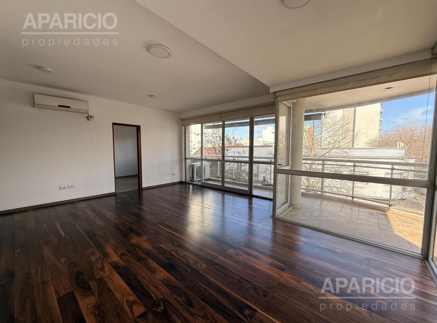 Foto de Departamento de dos dormitorios con cochera en venta, imagen 2