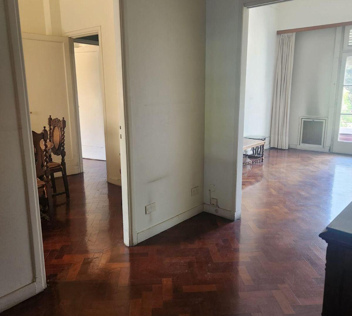 VENTA departamento semipiso antiguo de categoría 4 ambientes con dependencias para actualizar