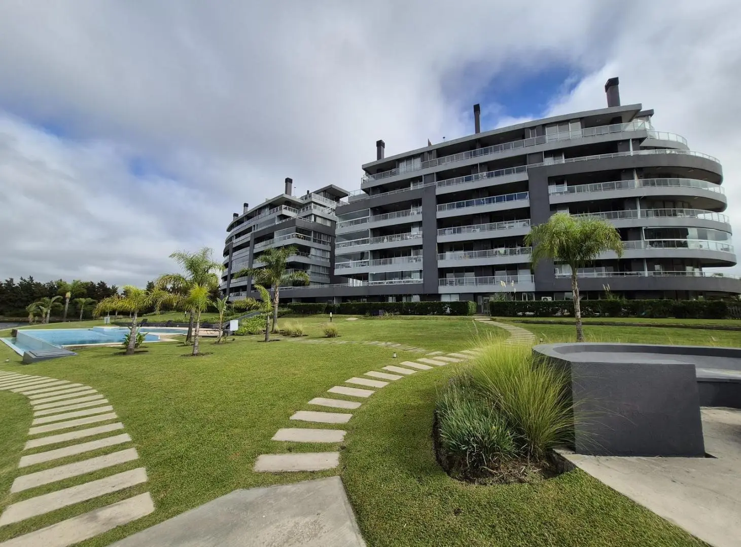 Lindísimo departamento de 3 amb. en PB con galería y jardín propios 2
