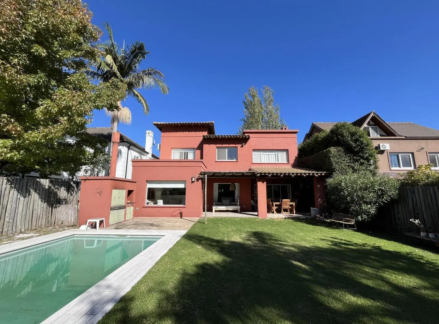 En Barrio Privado con excelente acceso!! Muy linda casa en venta!! 2