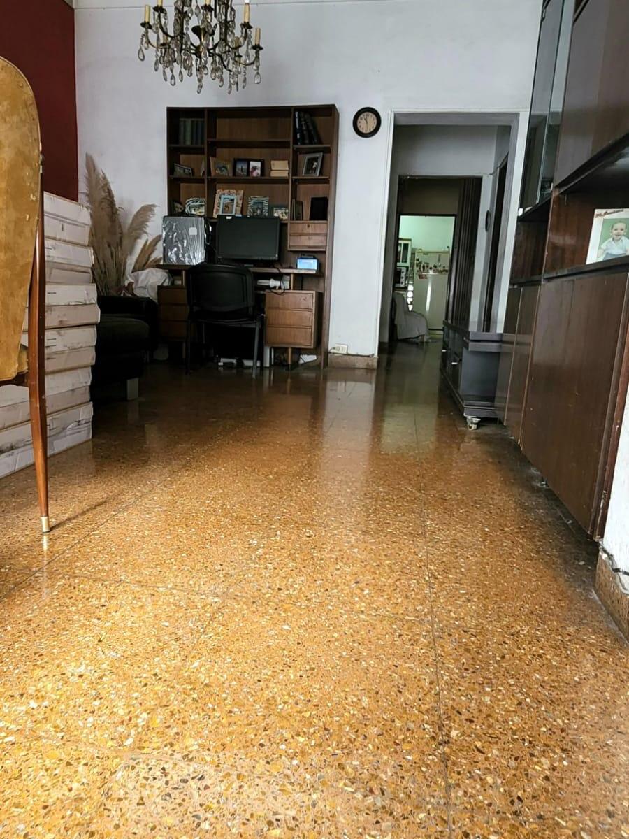 Casa en venta 4 ambientes super amplios, con jardín, cochera p/ 2 autos y fondo