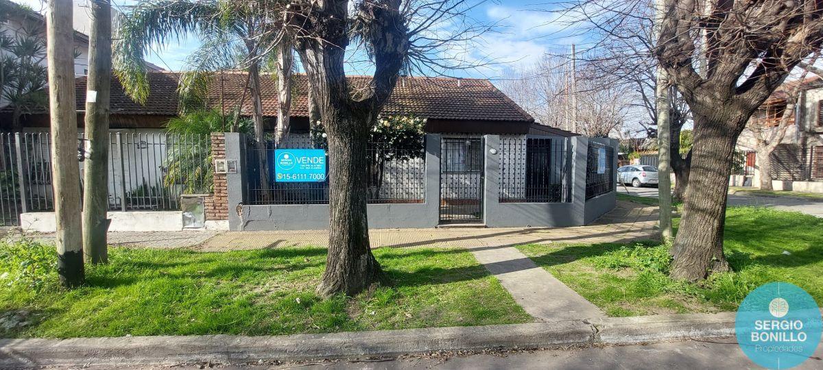 Foto de OPORTUNIDAD!!Casa de 4 ambientes, jardín patio, coch descub, terraza y, imagen 3