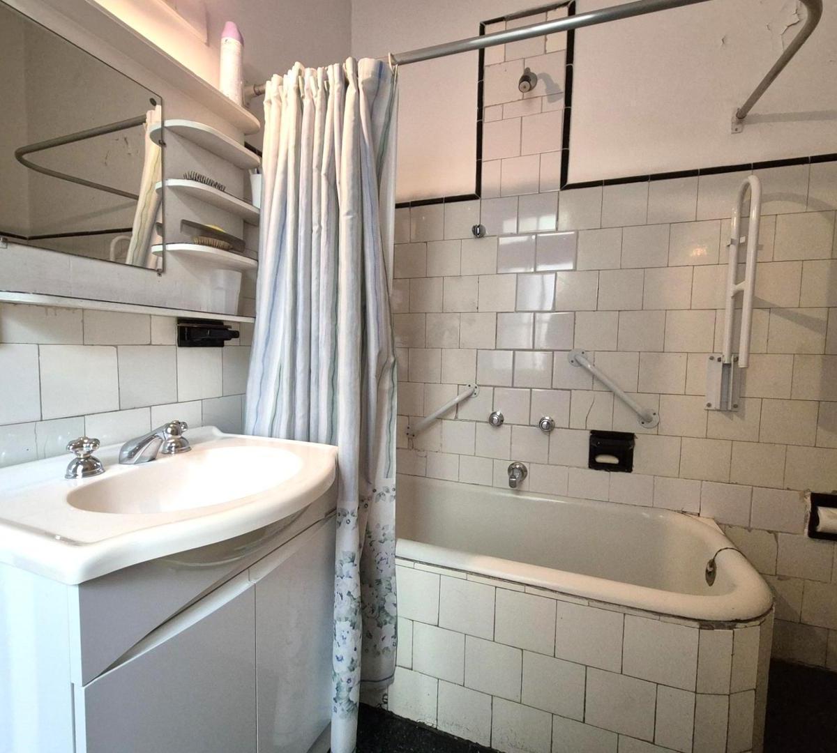 Casa en Venta Sobre Lote Propio. Dos Propiedades en Block 1