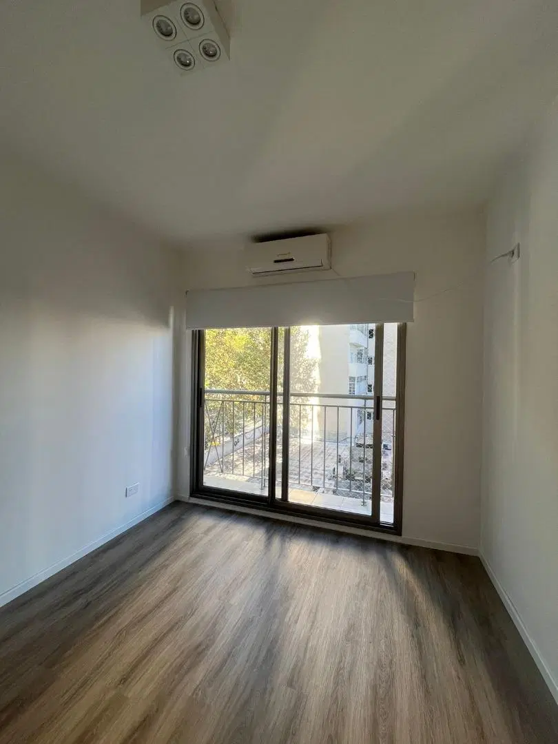 2 AMBIENTES IMPECABLE en TORRES SOLARES de AV. MONTES DE OCA 4