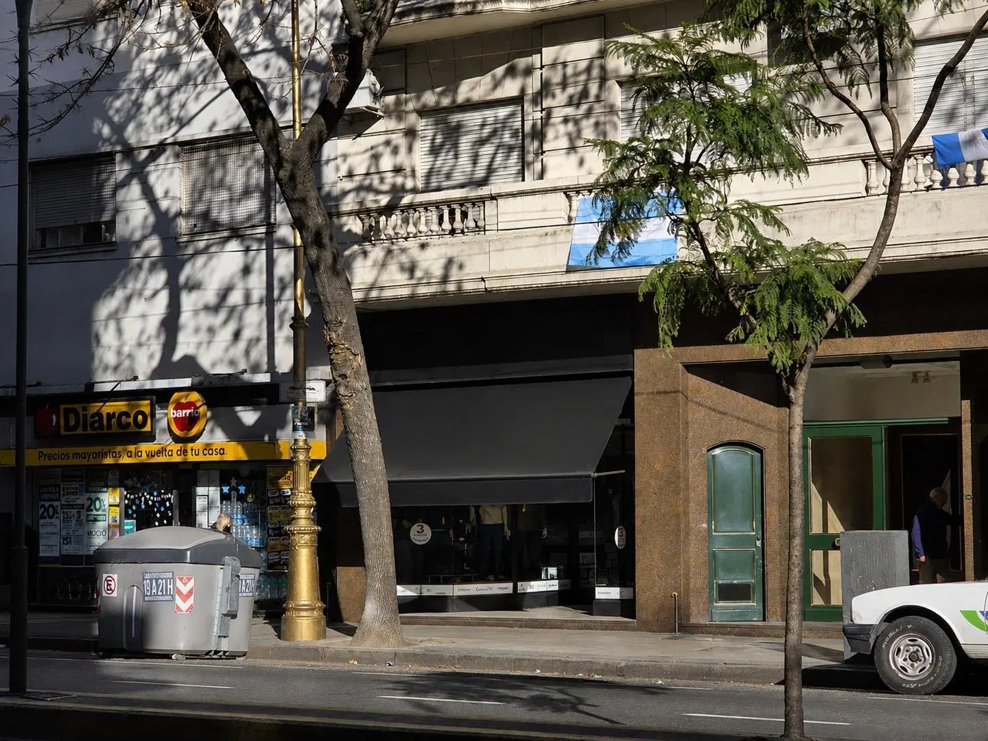 EXCELENTE LOCAL....MUY BIEN UBICADO, SOBRE AV. MONTES DE OCA 2