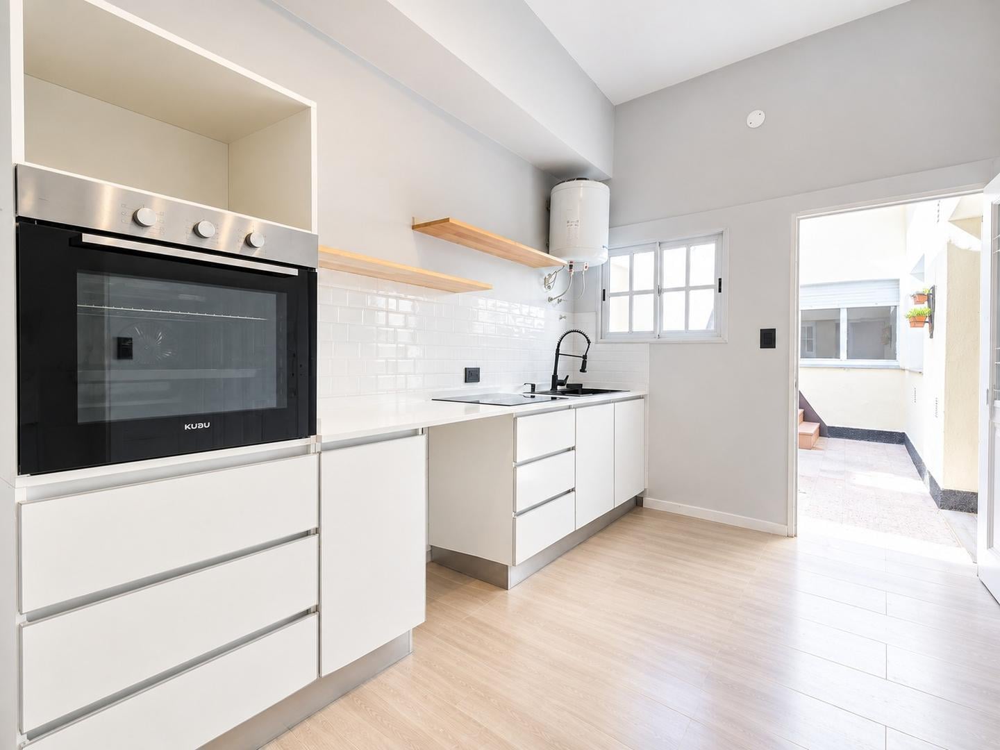 Foto de Tipo Casa en Alquiler de 4 Ambientes con Cochera y Terraza., imagen 2