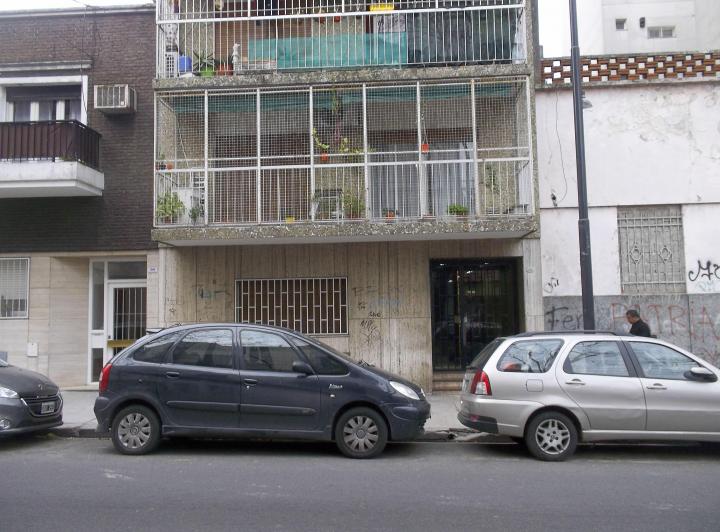 Comodo departamento de 2 ambientes en planta baja con patio semicubierto. 1
