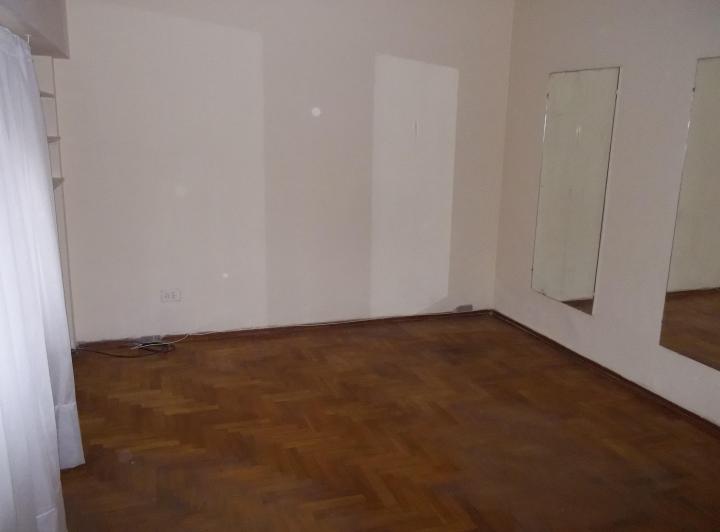 Comodo departamento de 2 ambientes en planta baja con patio semicubierto. 4