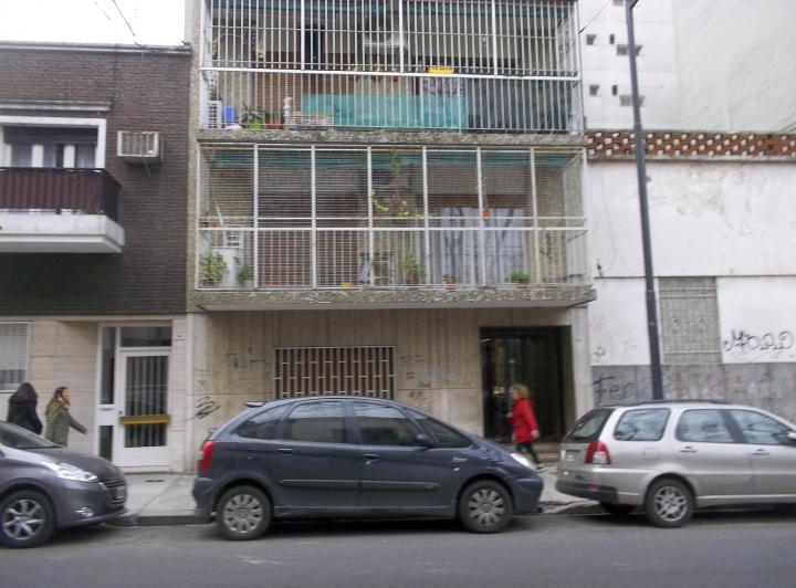 Comodo departamento de 2 ambientes en planta baja con patio semicubierto. 2
