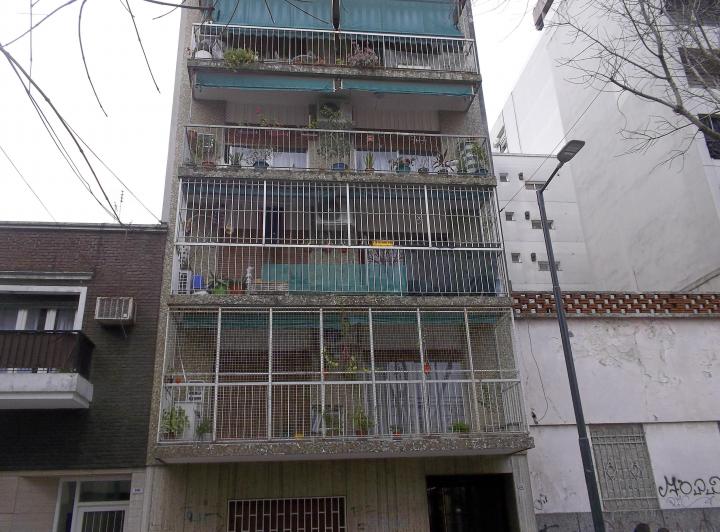 Comodo departamento de 2 ambientes en planta baja con patio semicubierto. 3
