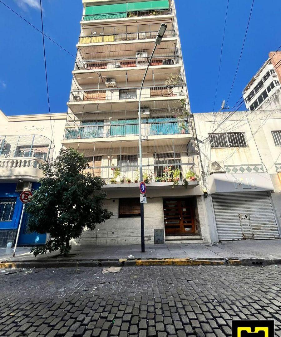 Departamento 3 ambientes modernizado contrafrente con balcon.