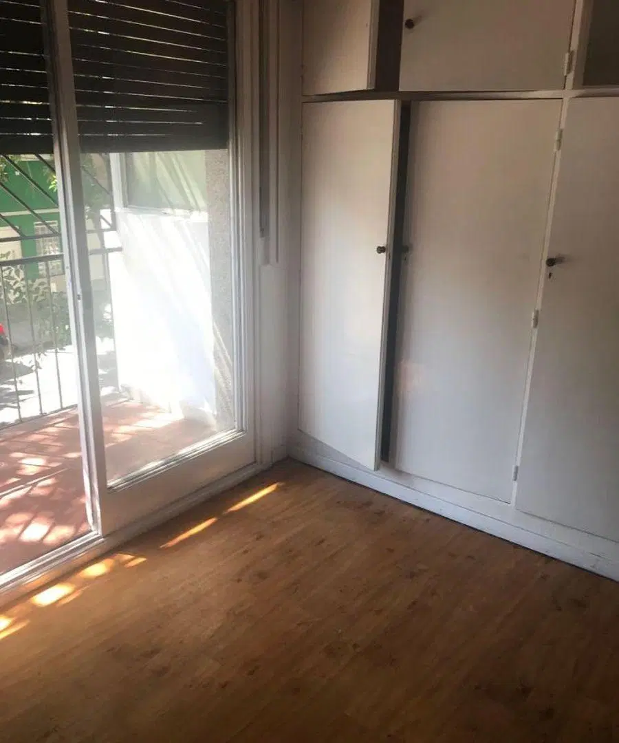 Departamento de 2 ambientes al frente con 2 balcones. 3