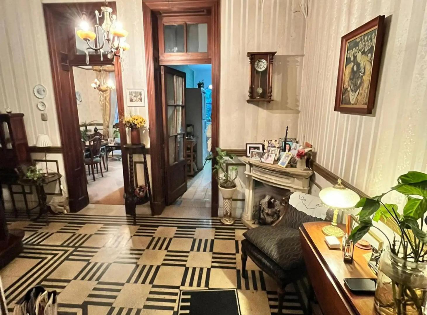 Imponente Casa en Lote Propio con Terraza y Quincho.