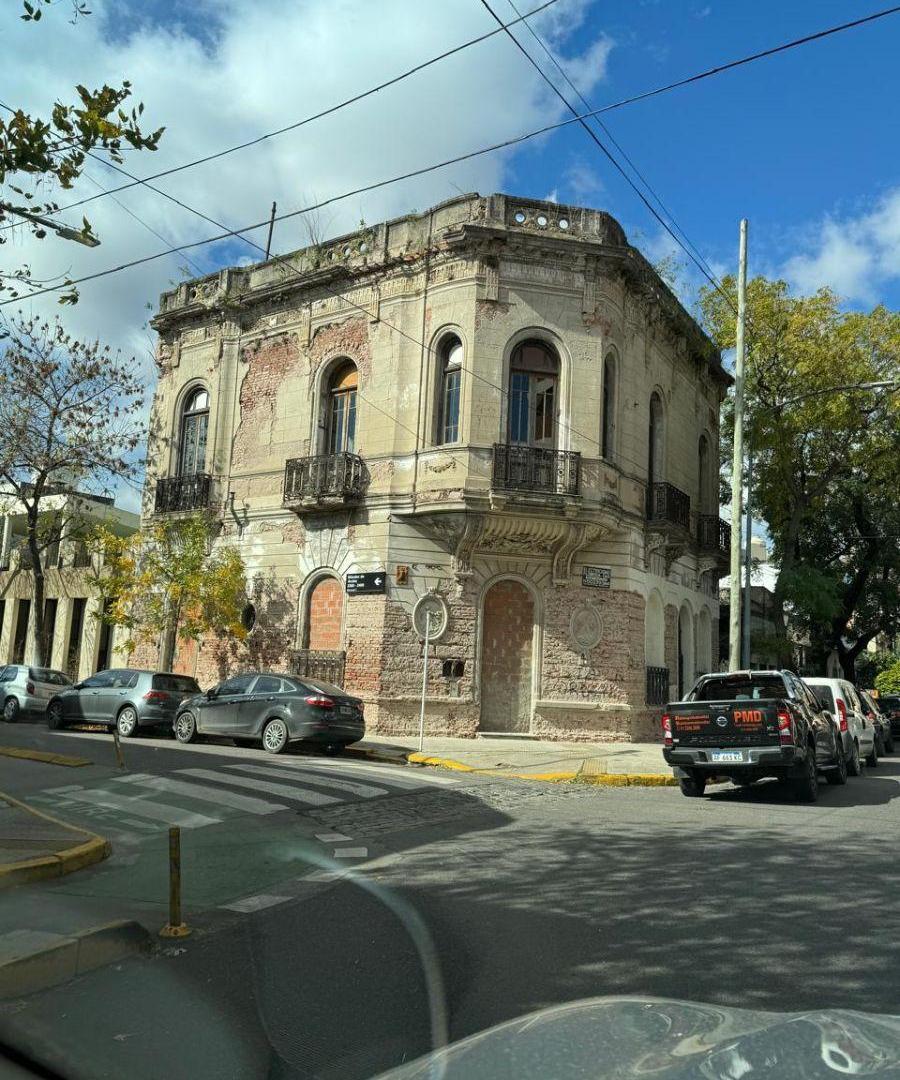 IMPONENTE TERRENO EN ESQUINA, IDEAL PARA INVERSION - FLORES
