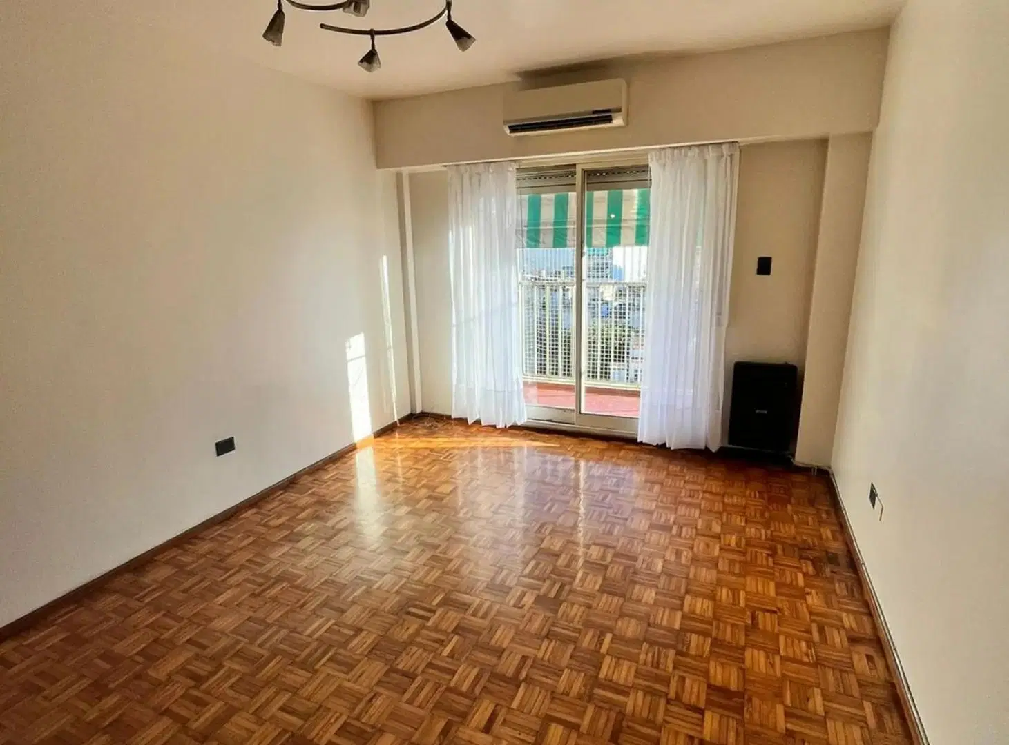Departamento 3 ambientes contrafrente con balcon. 2