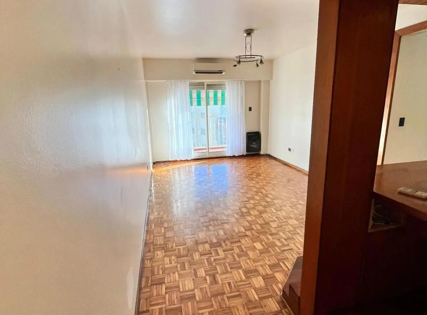 Departamento 3 ambientes contrafrente con balcon. 4