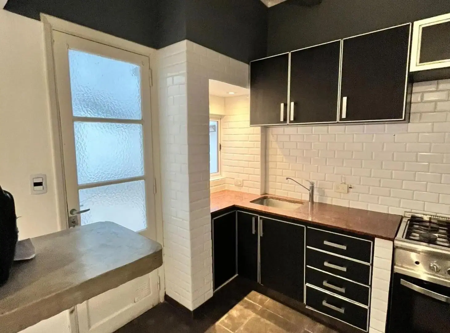 Excelente Departamento de 2 Ambientes reciclado con Gran Patio. 4