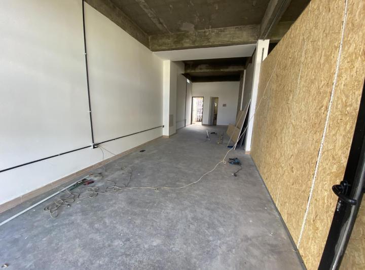 Venta Local comercial a estrenar en Lobos 4