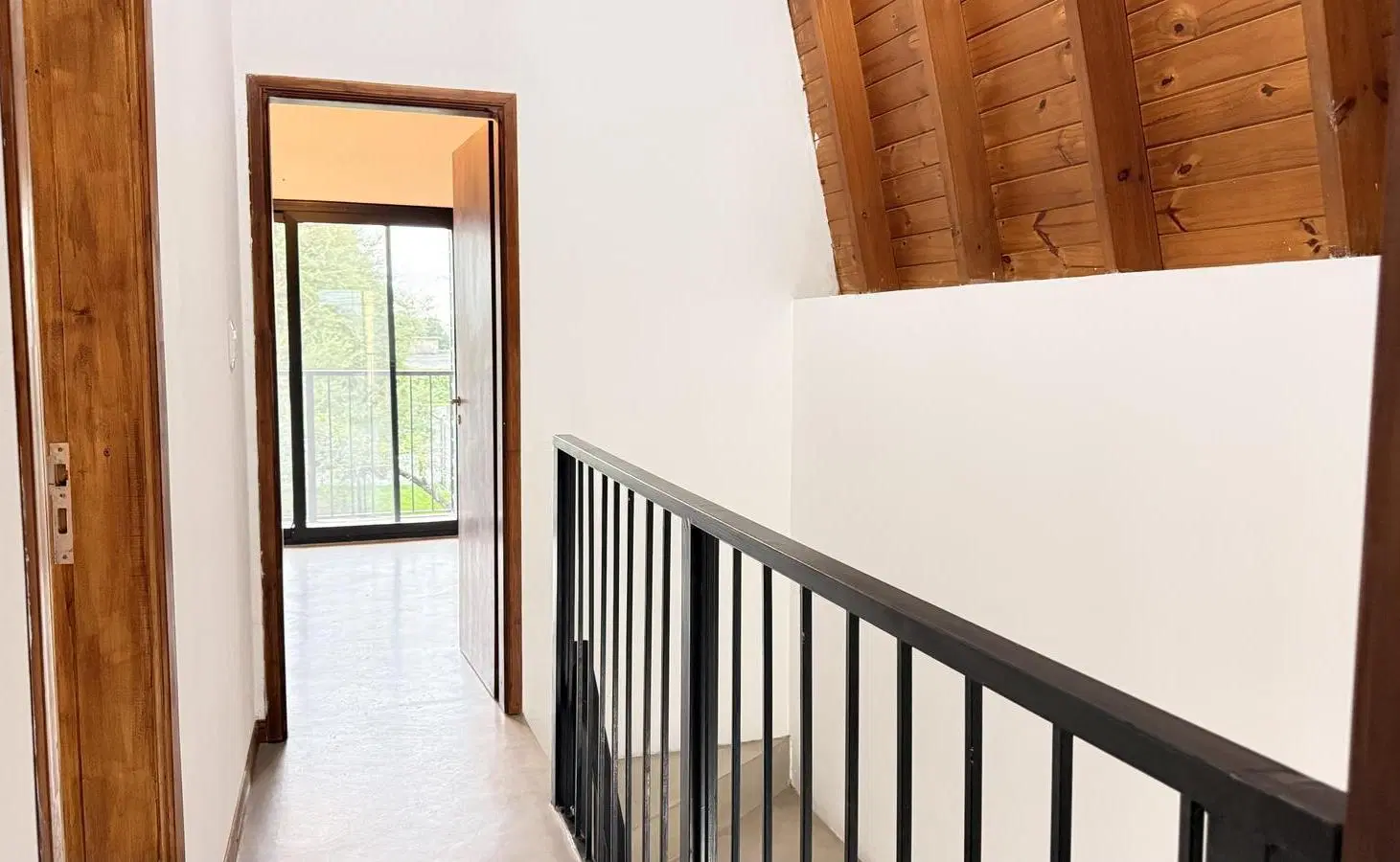 Duplex moderno y rodeado de verde que te invita a imaginar tu próxima historia. 2
