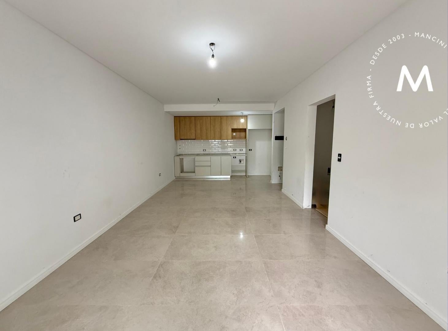 Departamento en venta de 3 ambientes con cochera y balcón aterrazado - Villa Ballester Centro
