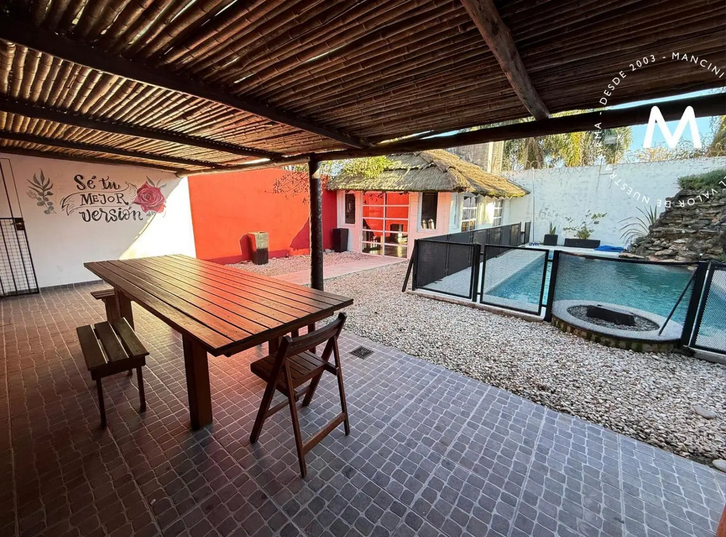 APTO CRÉDITO - Casa en venta de 4 ambientes con cochera, quincho y piscina - Victoria 5