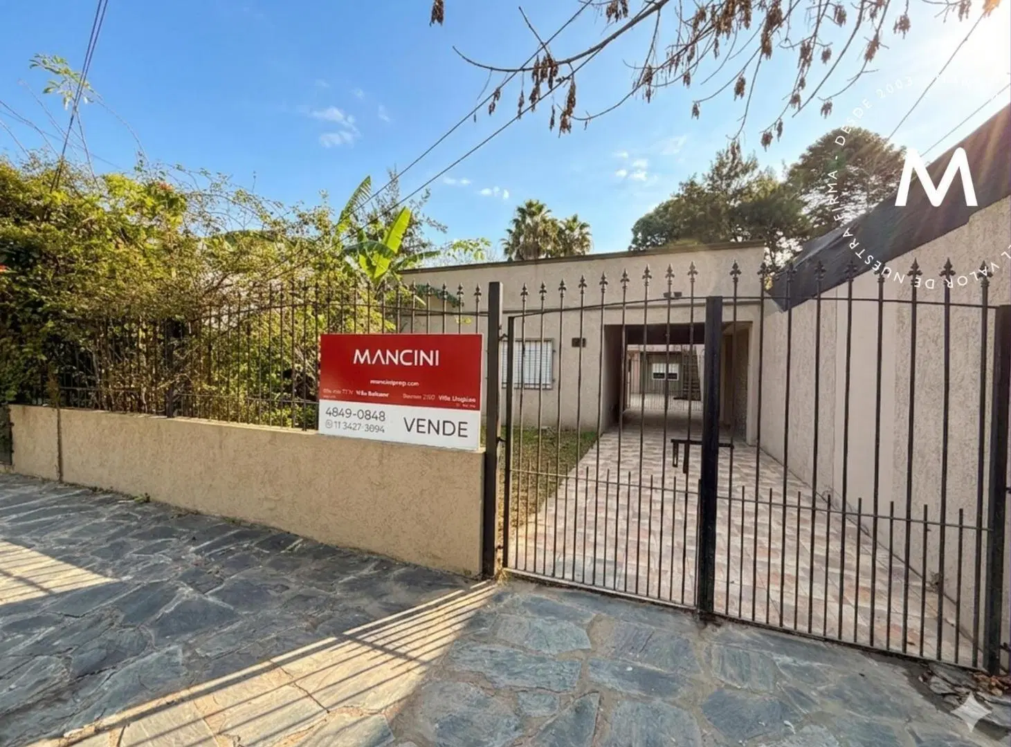 Casa multifamiliar en venta de 4 ambientes con patio y cochera - José León Suarez 2