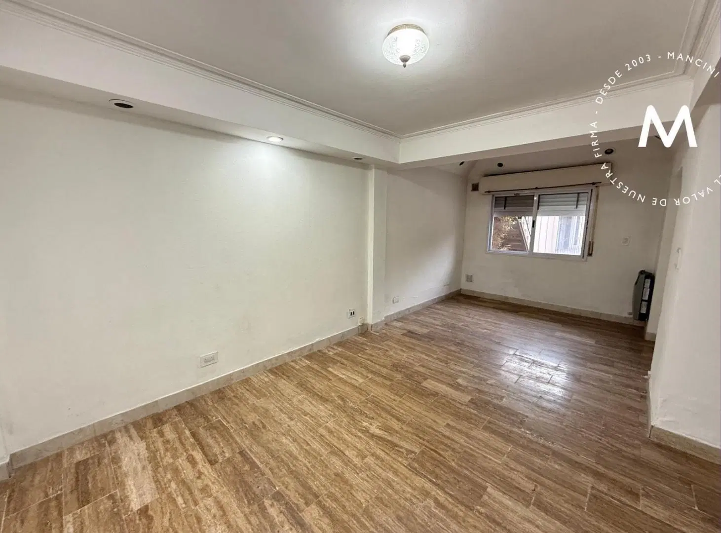 Casa multifamiliar en venta de 4 ambientes con patio y cochera - José León Suarez 3