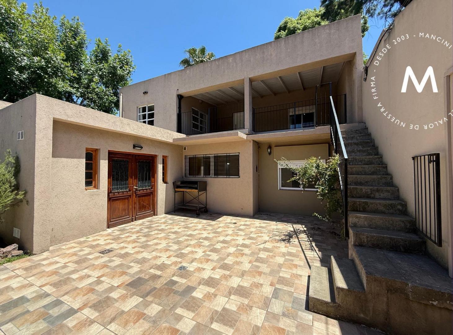 Casa multifamiliar en venta de 4 ambientes con patio y cochera - José León Suarez