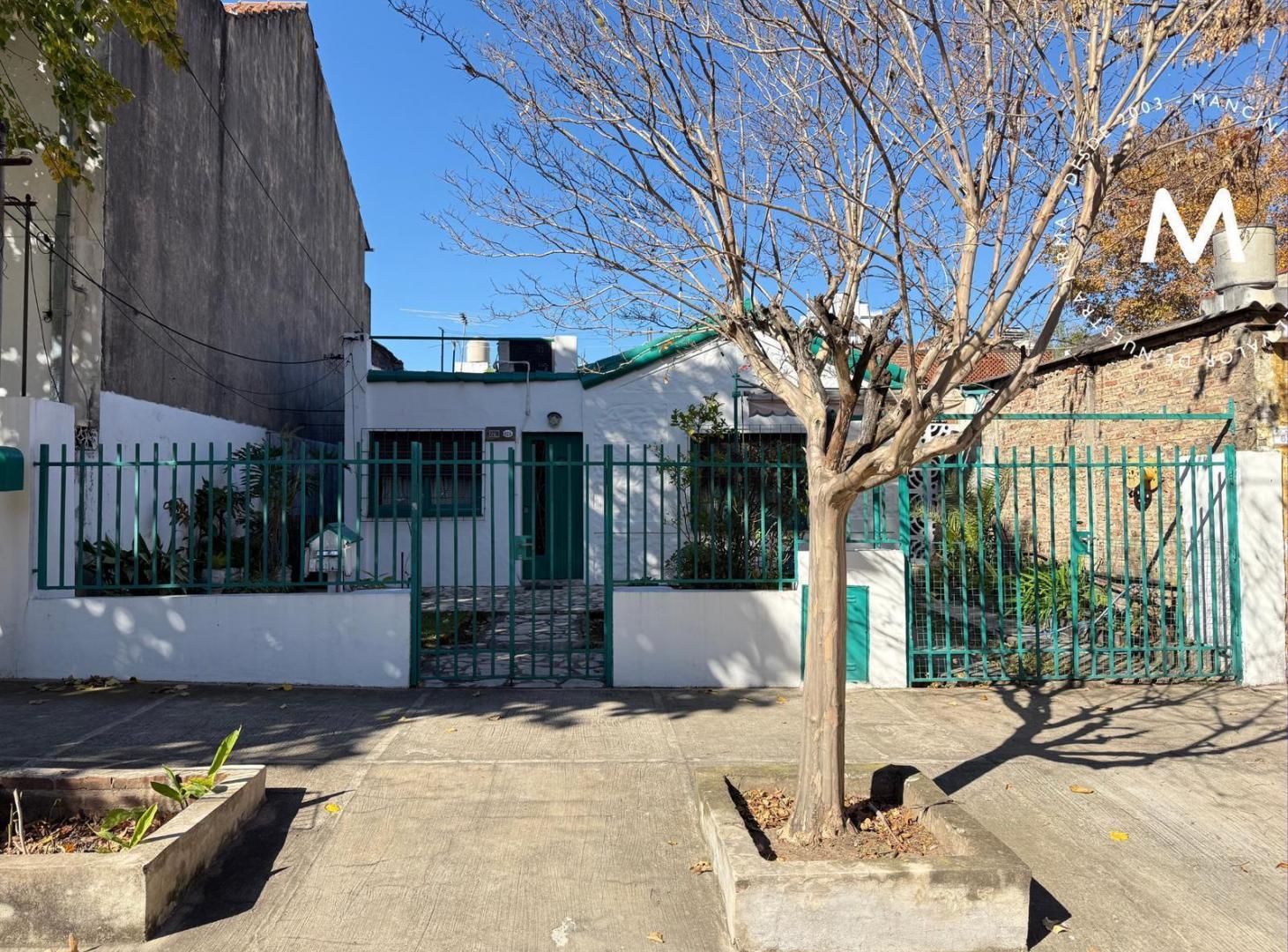 APTO CREDITO - Casa en venta de 4 ambientes con cochera - Villa Ballester