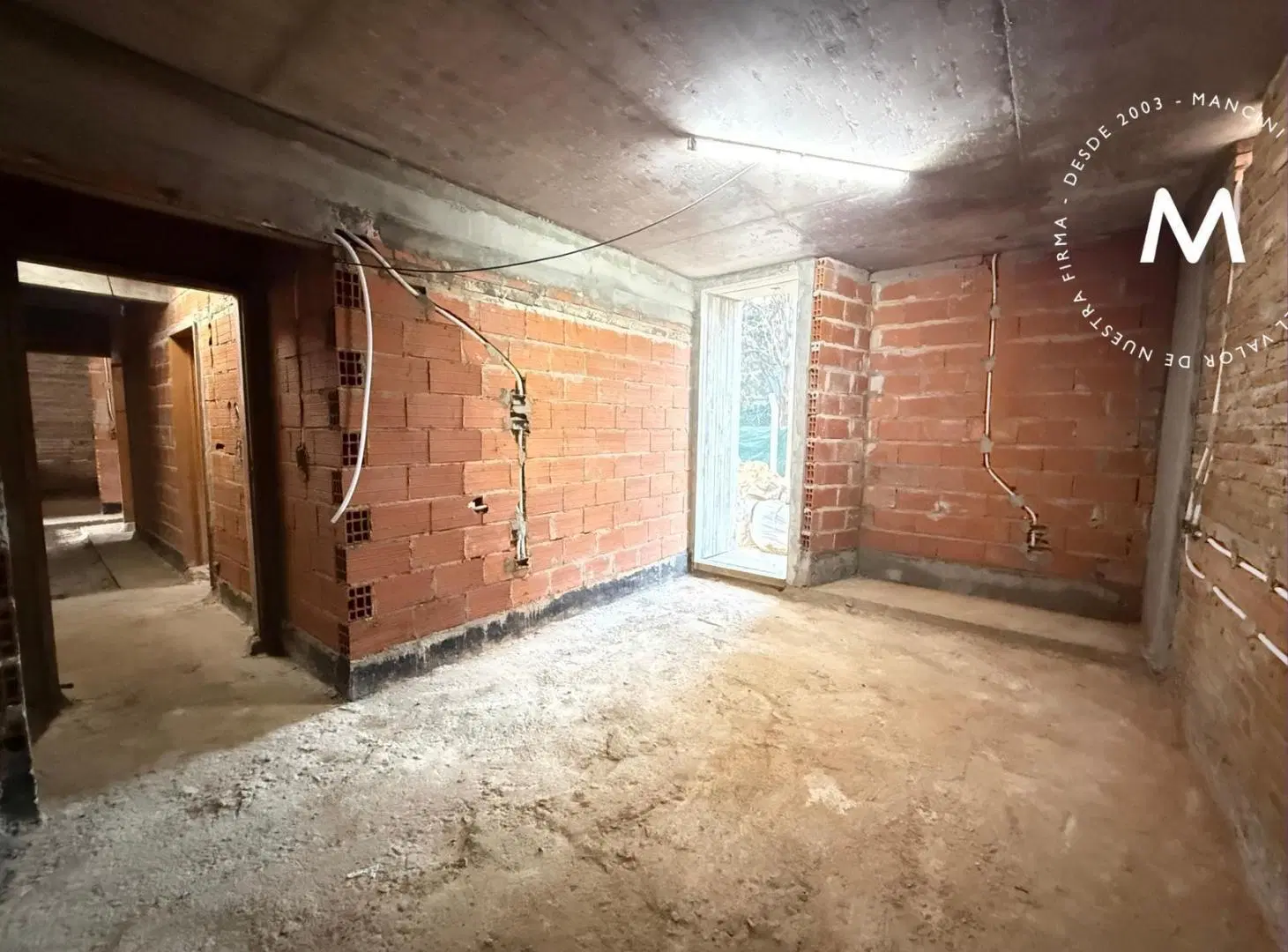 Casa en venta de 4 ambientes con cocheras, galería y jardín - José León Suarez 8