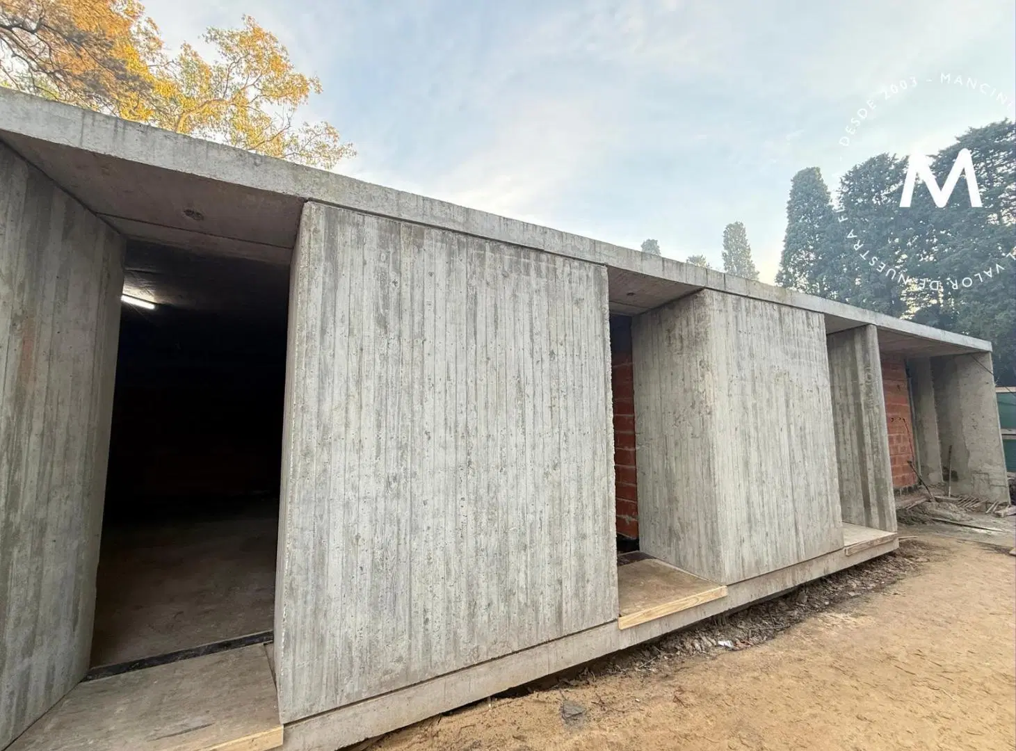 Casa en venta de 4 ambientes con cocheras, galería y jardín - José León Suarez 2