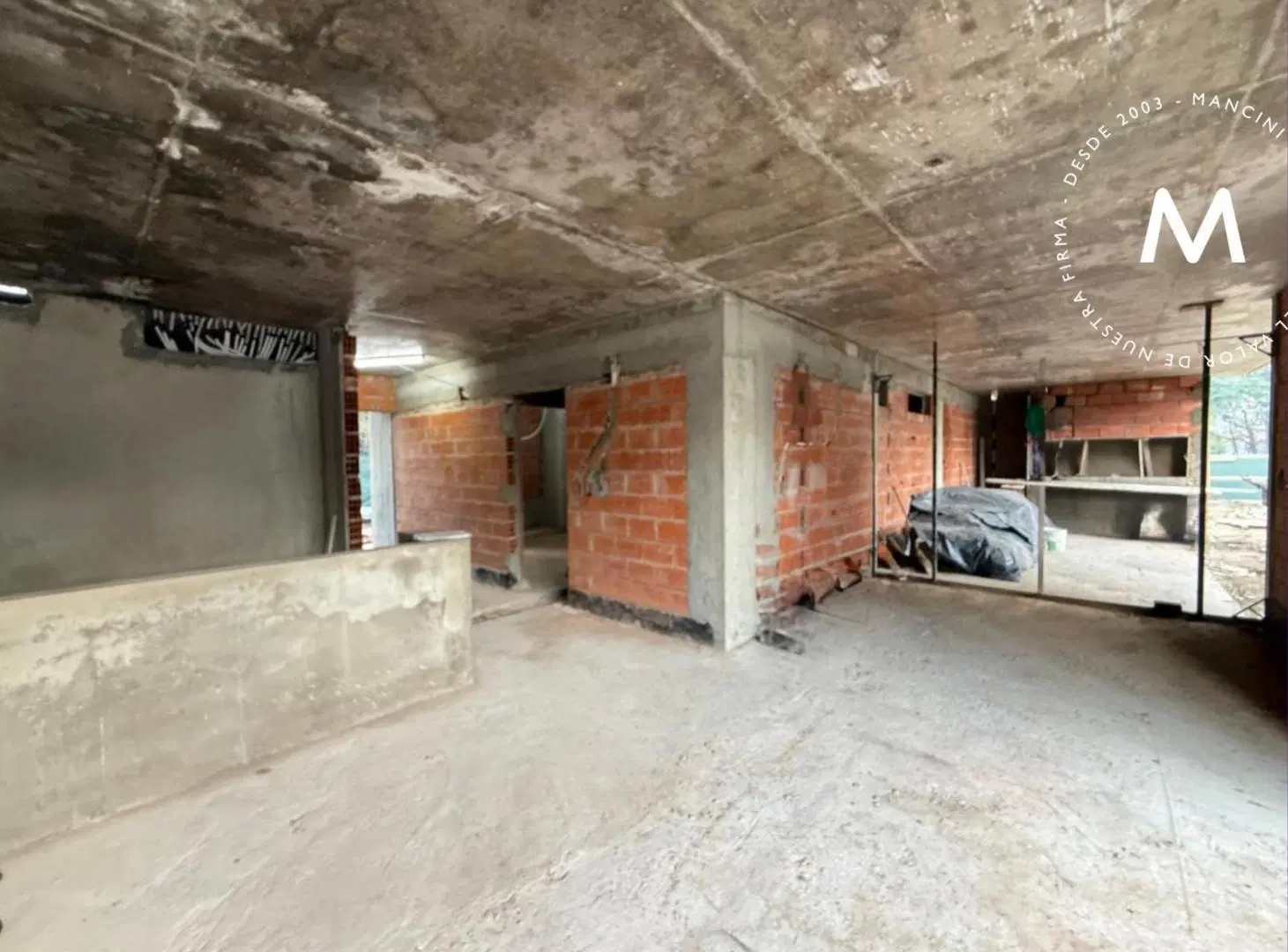 Casa en venta de 4 ambientes con cocheras, galería y jardín - José León Suarez 5