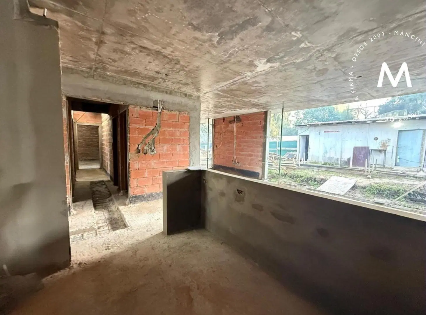 Casa en venta de 4 ambientes con cocheras, galería y jardín - José León Suarez 3