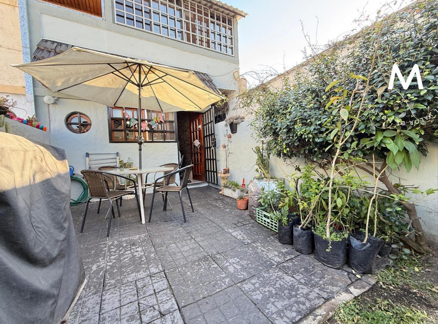 Foto de APTO CRÉDITO - Duplex en venta de 4 ambientes con cochera y jardín, imagen 1