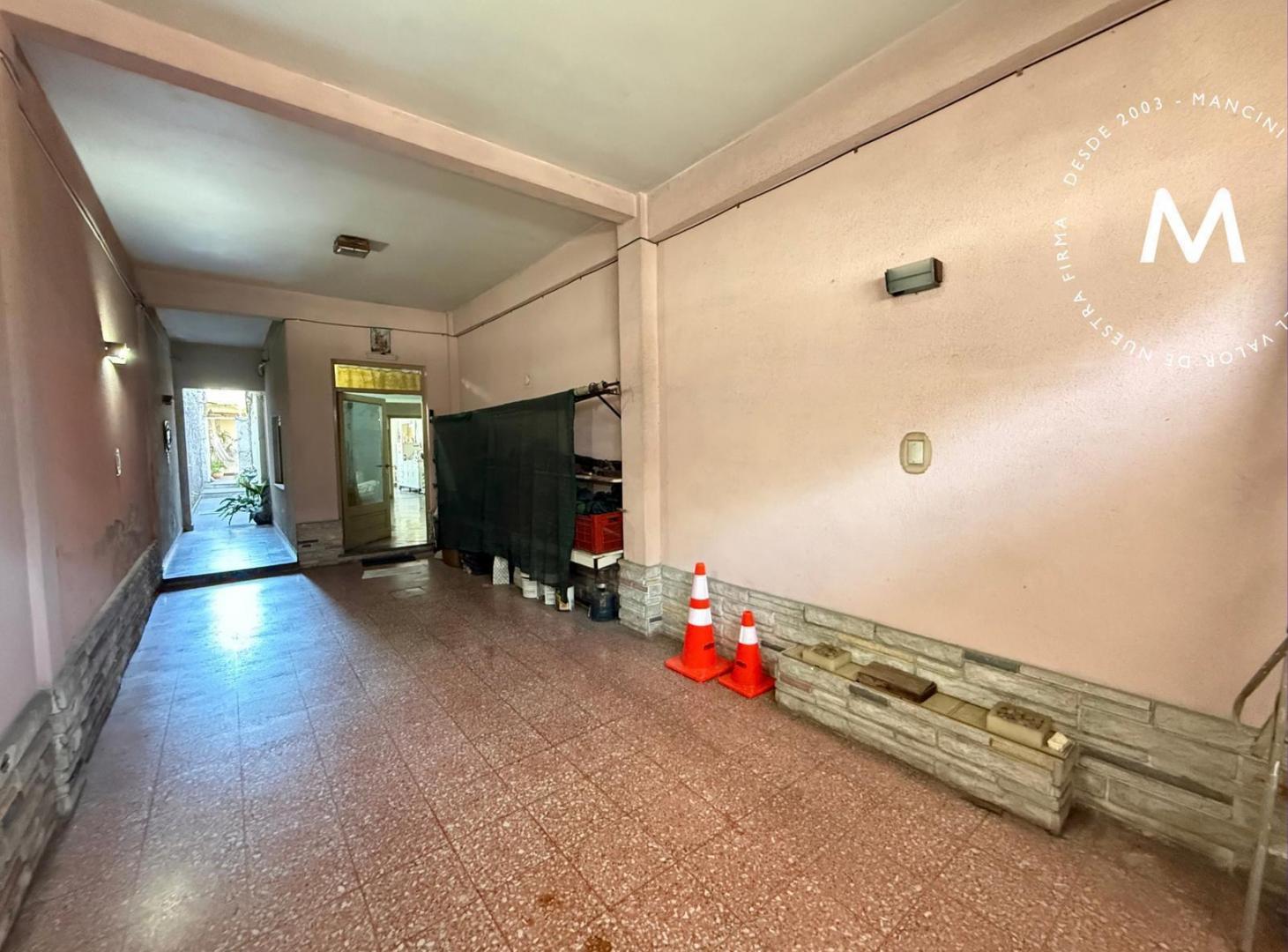 Foto de Venta en block - 2 departamentos de 2 y 3 ambientes con patio y local, imagen 1