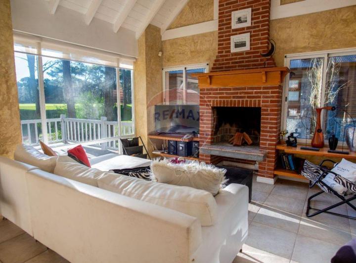 CASA EN VENTA FONDO AL GOLF CARILO 4
