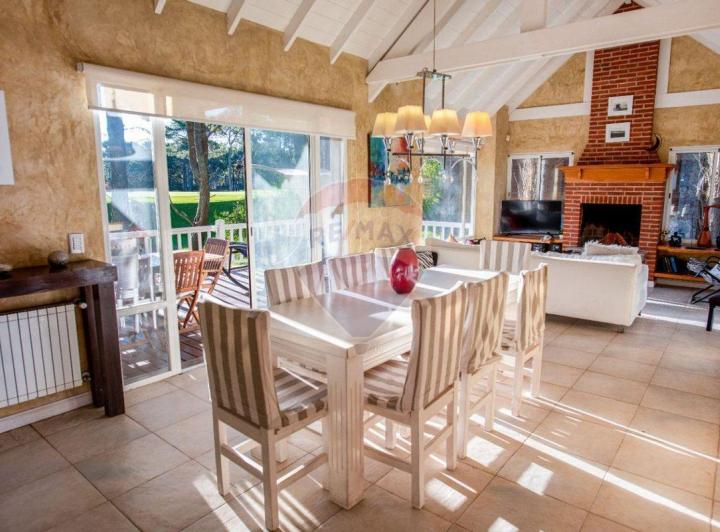 CASA EN VENTA FONDO AL GOLF CARILO 3
