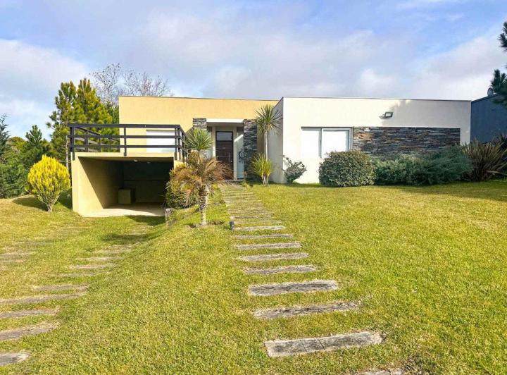 VENTA DE CASA EN COSTA ESMERALDA 2